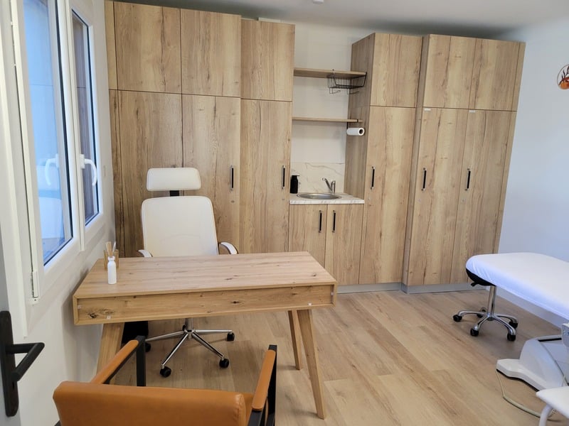 Le cabinet : bureau et table de massage