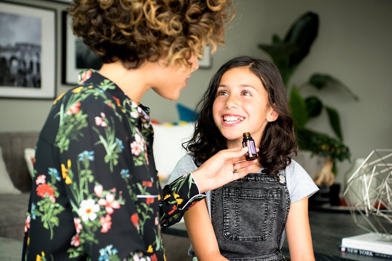 Kit enfant : maman appliquant une huile essentielle à son enfant