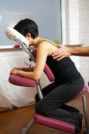 Massage assis sur chaise ergonomique